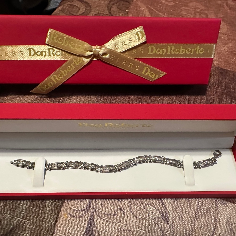 10k white gold 1 ctw diamond tennis bracelet.